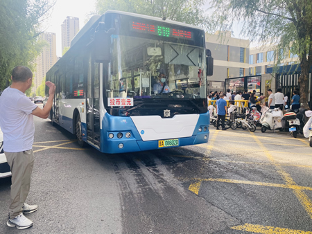 高温下的城市守护者 向公交驾驶员致敬